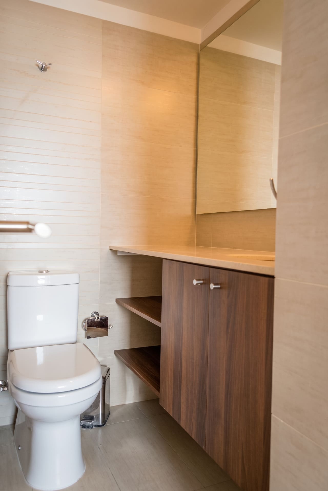 Baño con mueble y cubierta de mármol · departamento en arriendo en Torre del Sol, Copiapó