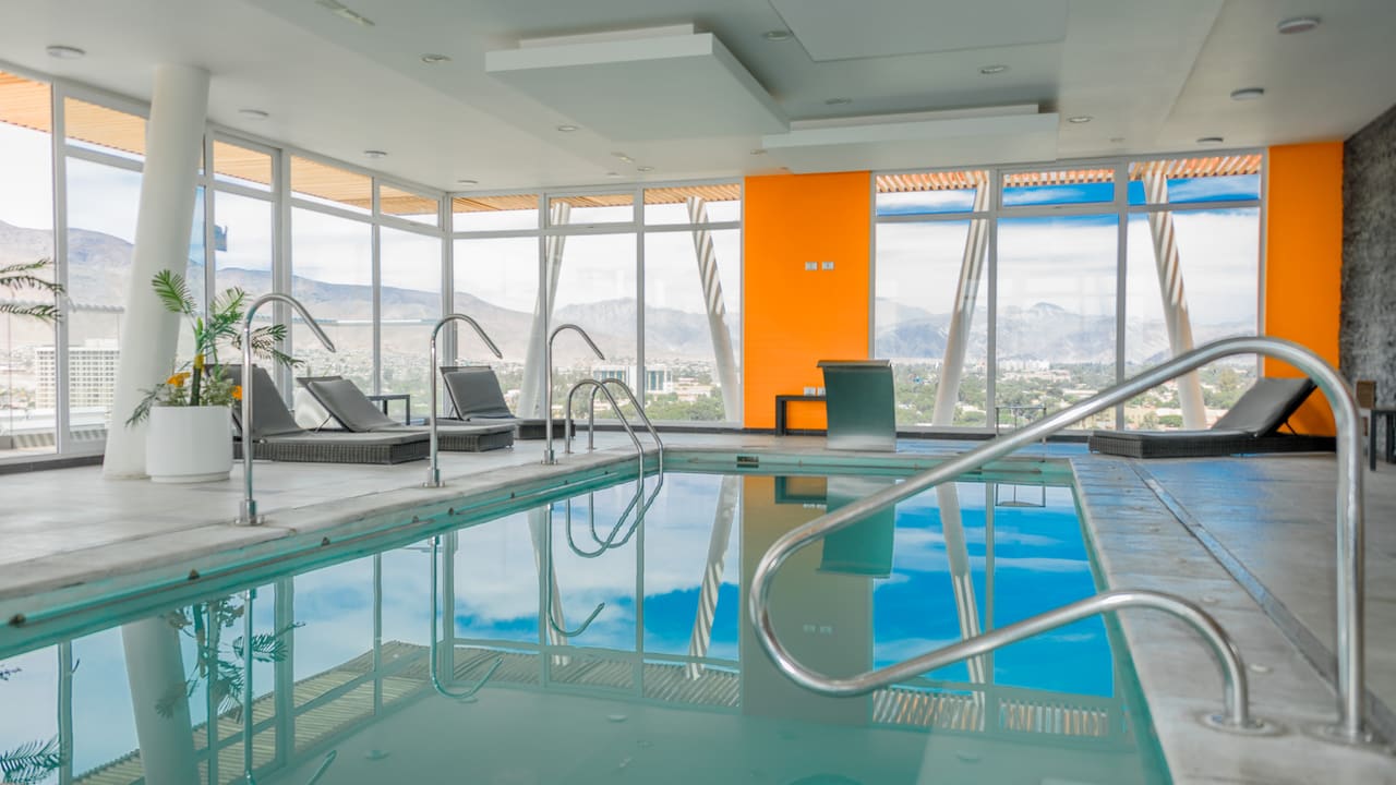 Piscina indoor panorámica del edificio Torre del Sol, Copiapó